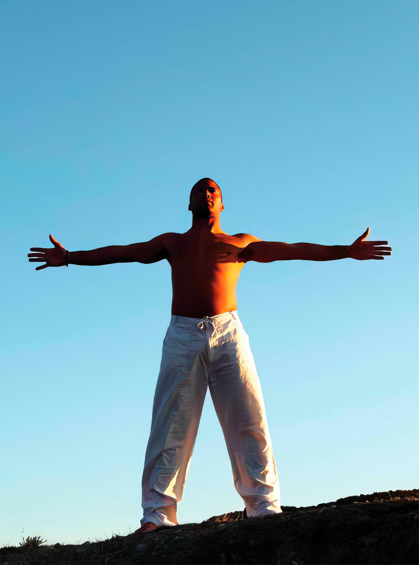 Método de superación personal Indalo Codex para la salud integral, ejercicios psicofísicos y psicoinmunes y técnicas de meditación, Indalo Yoga. El Indalo es una postura de brazos abiertos que ayuda a adoptar una actitud positiva, abierta, receptiva y proactiva. Este método enseña a formular metas de salud integral y a generar la intención total de alcanzarlas. El método Indalo Codex fue creado en Taos, New Mexico, EEUU por el pintor de Granada, España Xaverio Muñoz.
